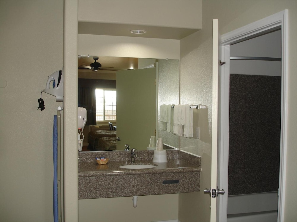 Rodeo Lodge (ex Americas Best Value Inn and Suites-Clovis/Fresno) 30/59