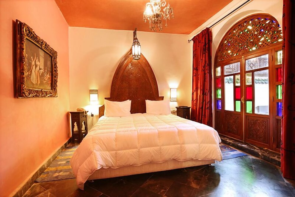 AMBASSADOR, SUITE