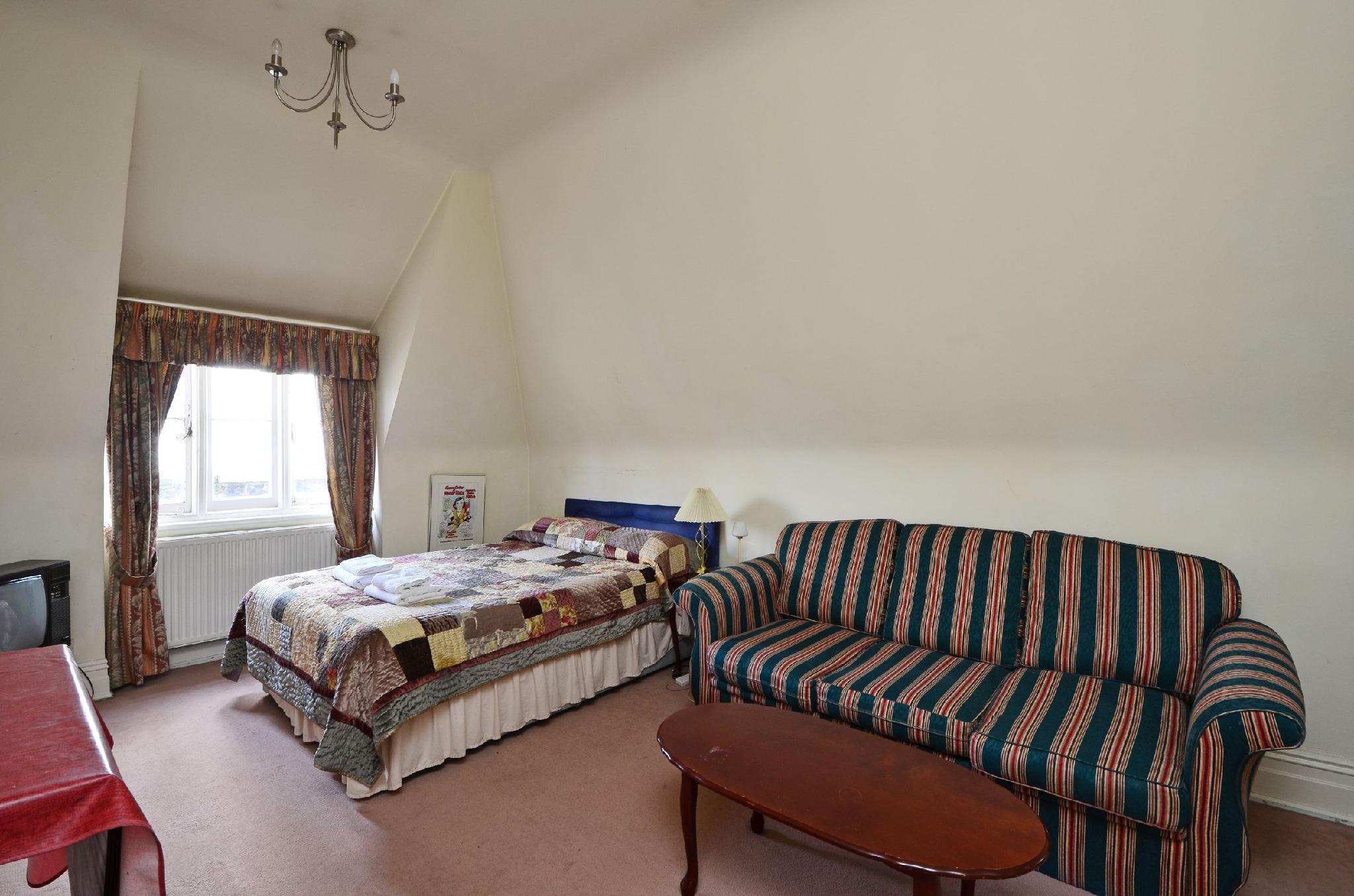 Kensington Court ApartHotel 8/23