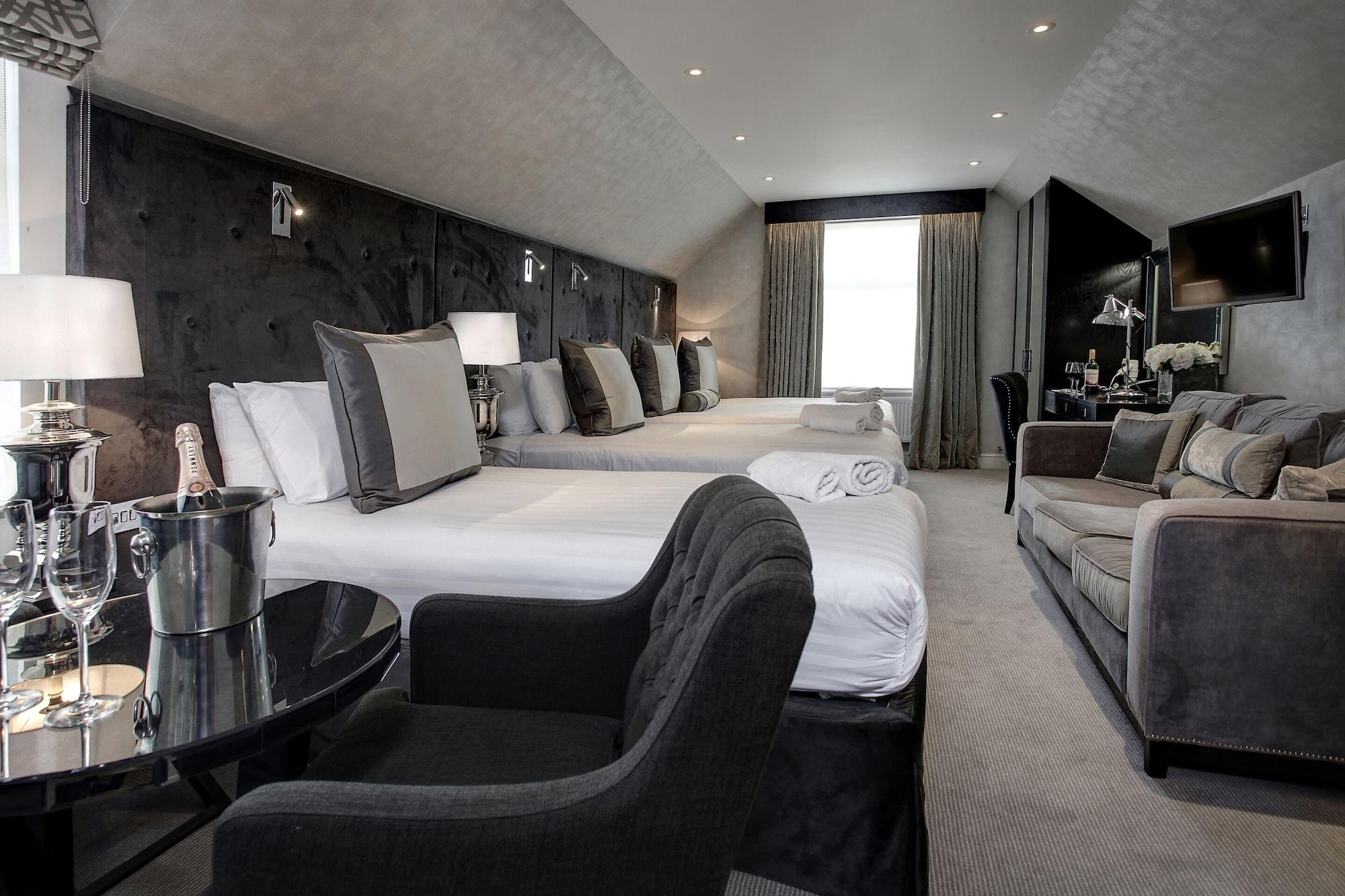 Studio, Multiple Beds, Kitchenette