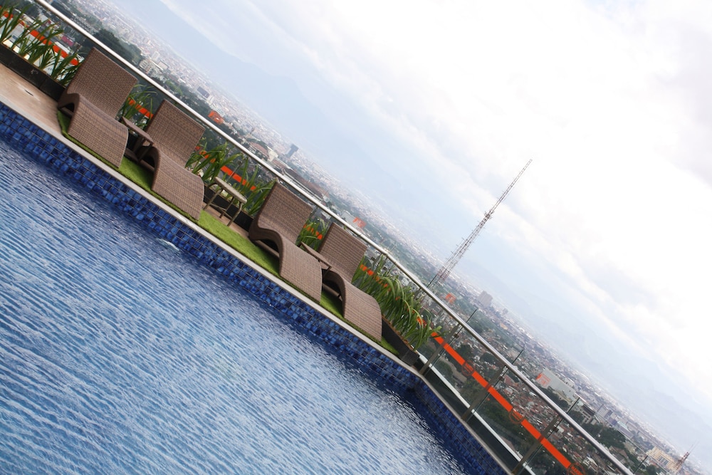 HARRIS HOTEL AND CONVENTIONS CIUMBULEUIT in BANDUNG