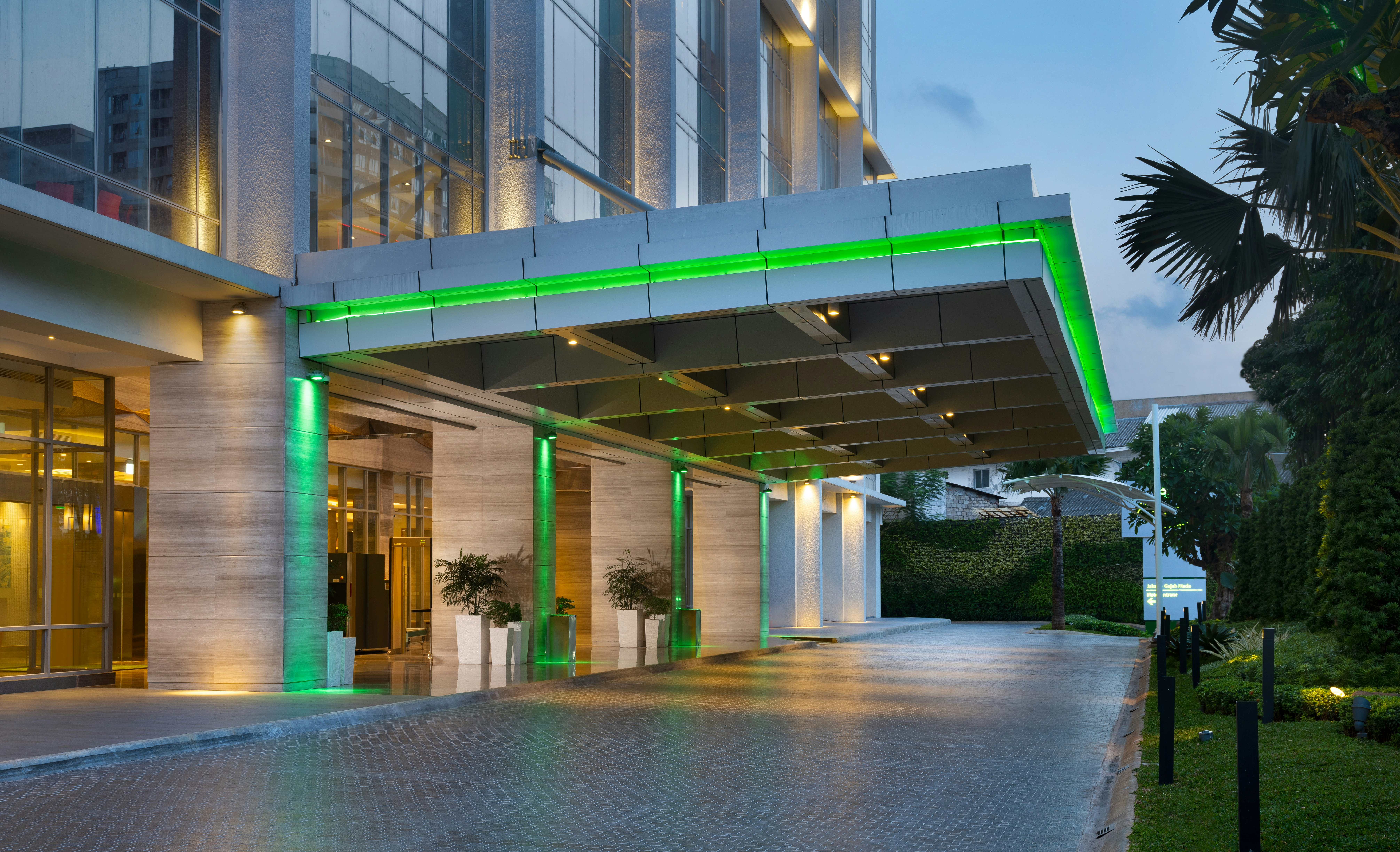 Holiday Inn Hotel Suites Jakarta Gajah Mada 7/77