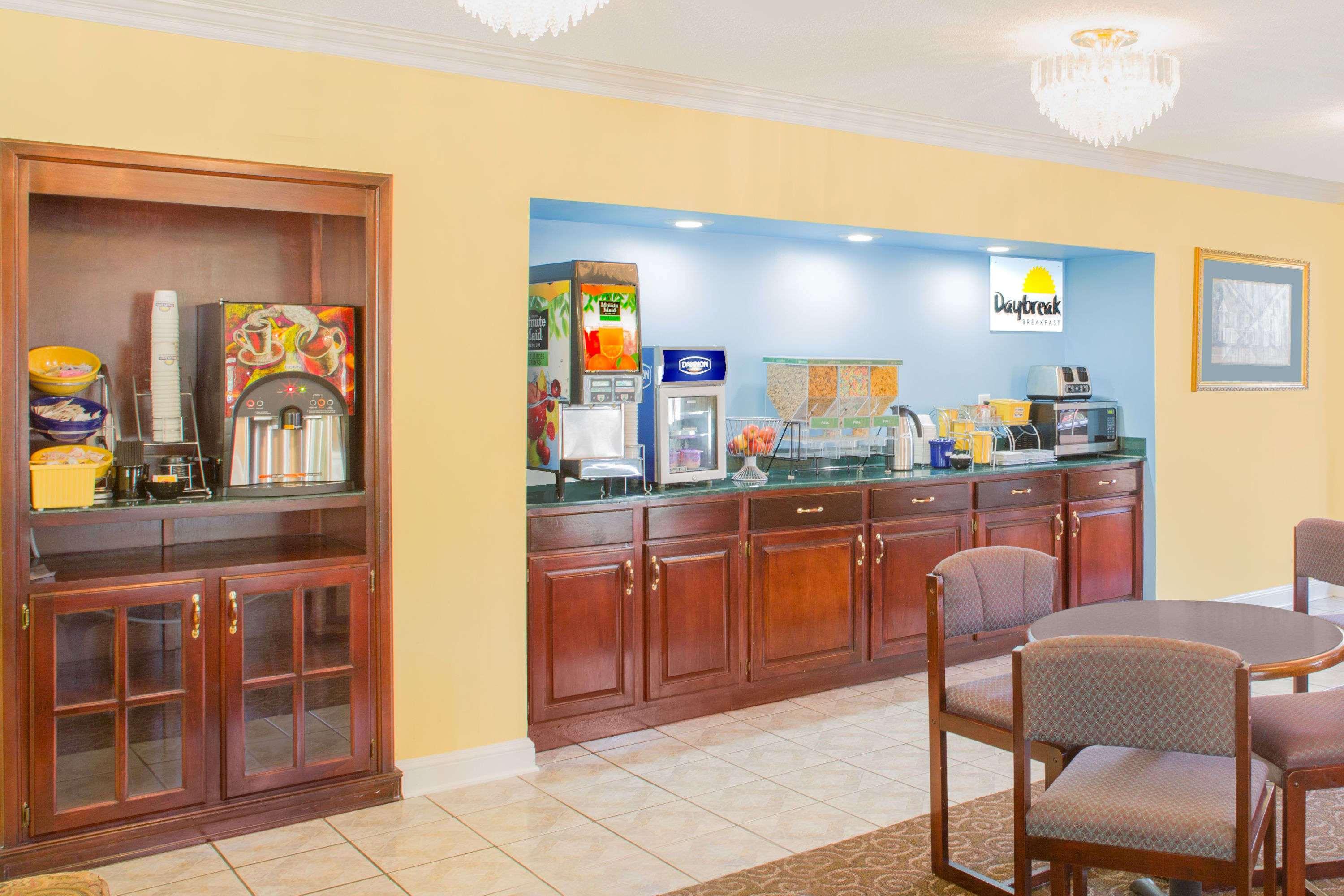 Days Inn By Wyndham Andalusia 17/20