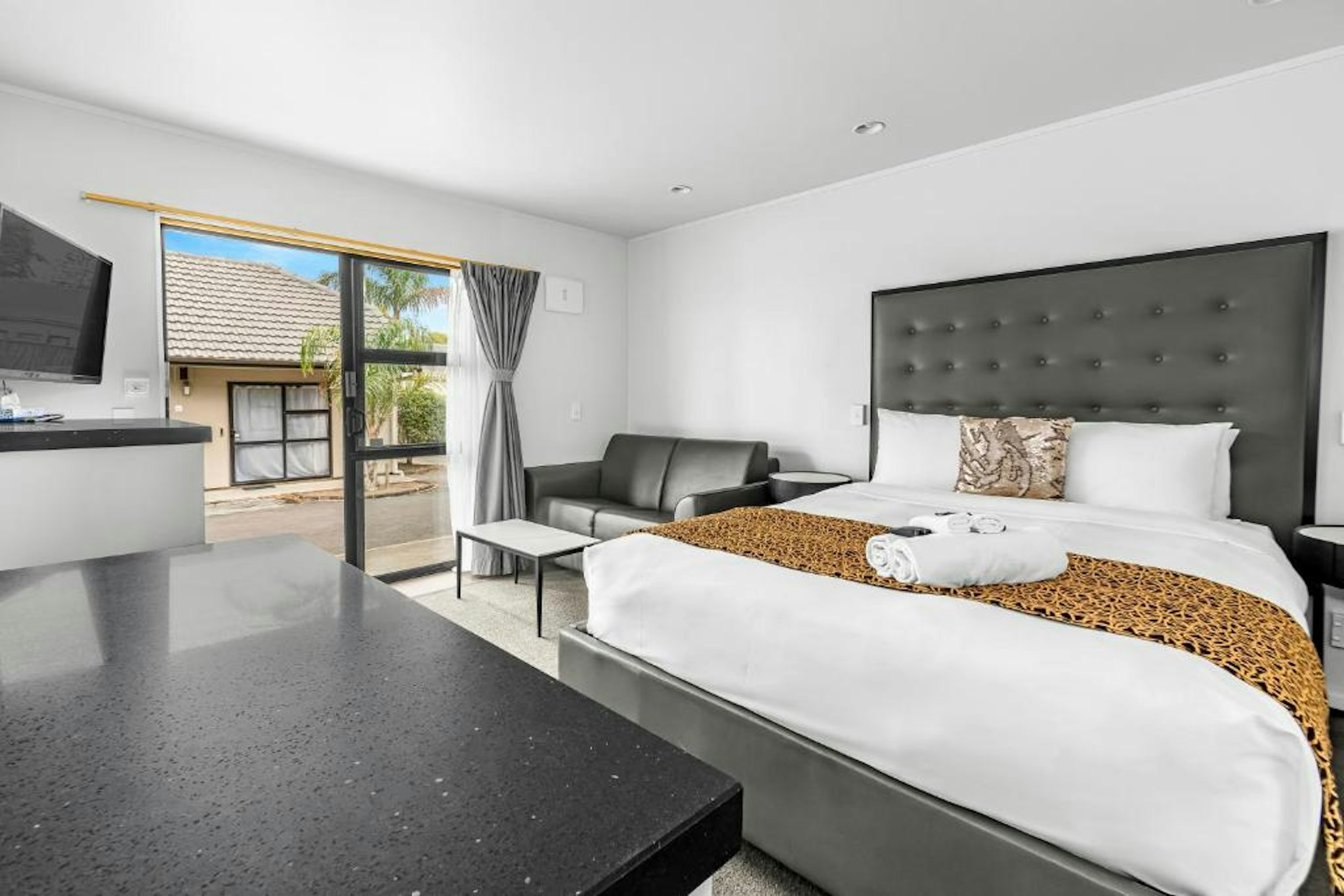 STUDIO, QUEEN BED