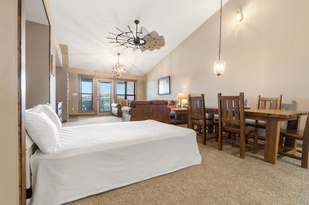 CONDO, PENTHOUSE SUITE, 2 BEDS, LAKE VIEW