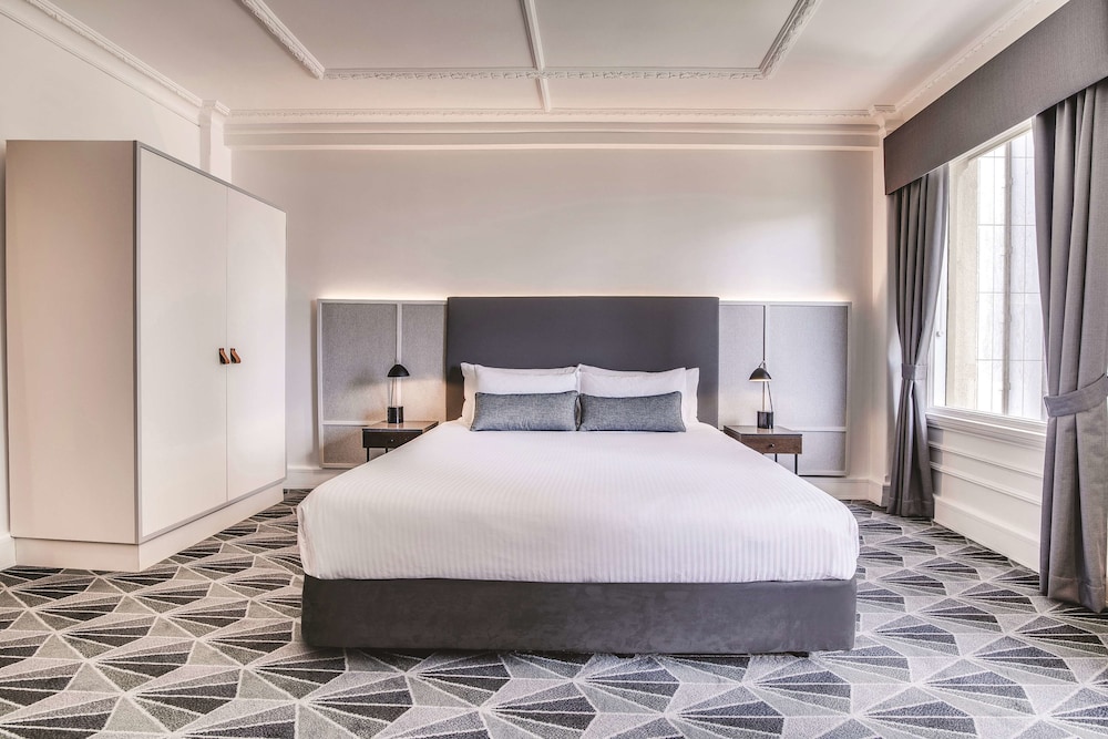 Deluxe, Double or Twin Bed, Station View