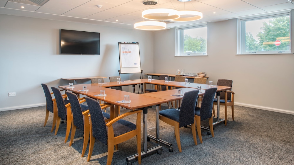 HOLIDAY INN EXPRESS KASSAM STADIUM 63/72