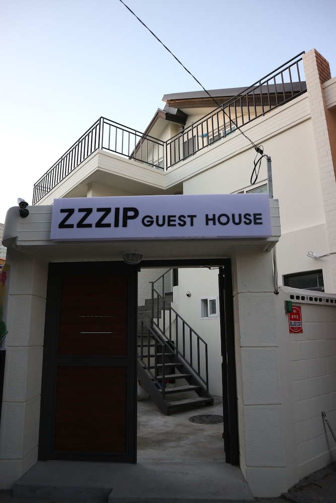 Zzzip Guest House 1/47