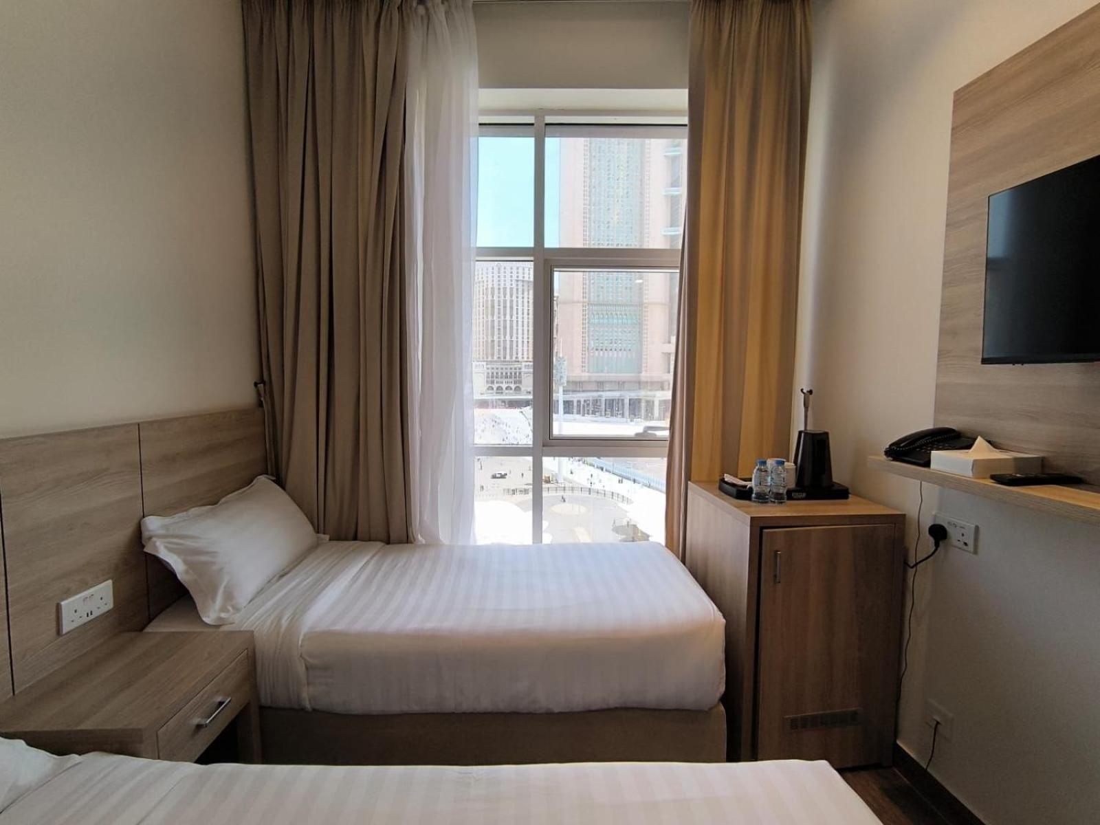 ROOM, TWIN BEDS