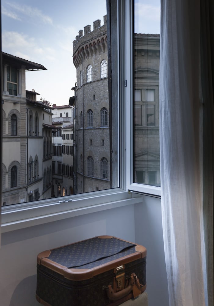 Tornabuoni Place 1/48