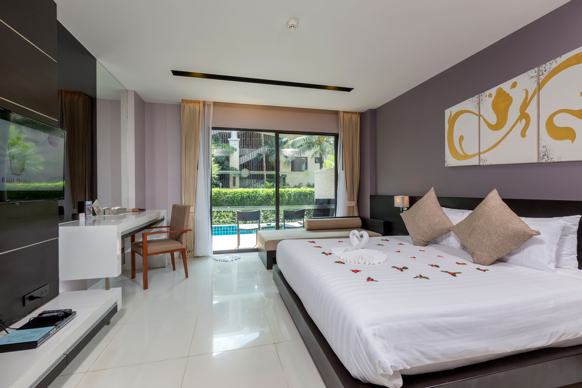 DELUXE, POOL ACCESS