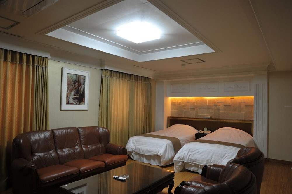 Palace Tourist Hotel 24/29