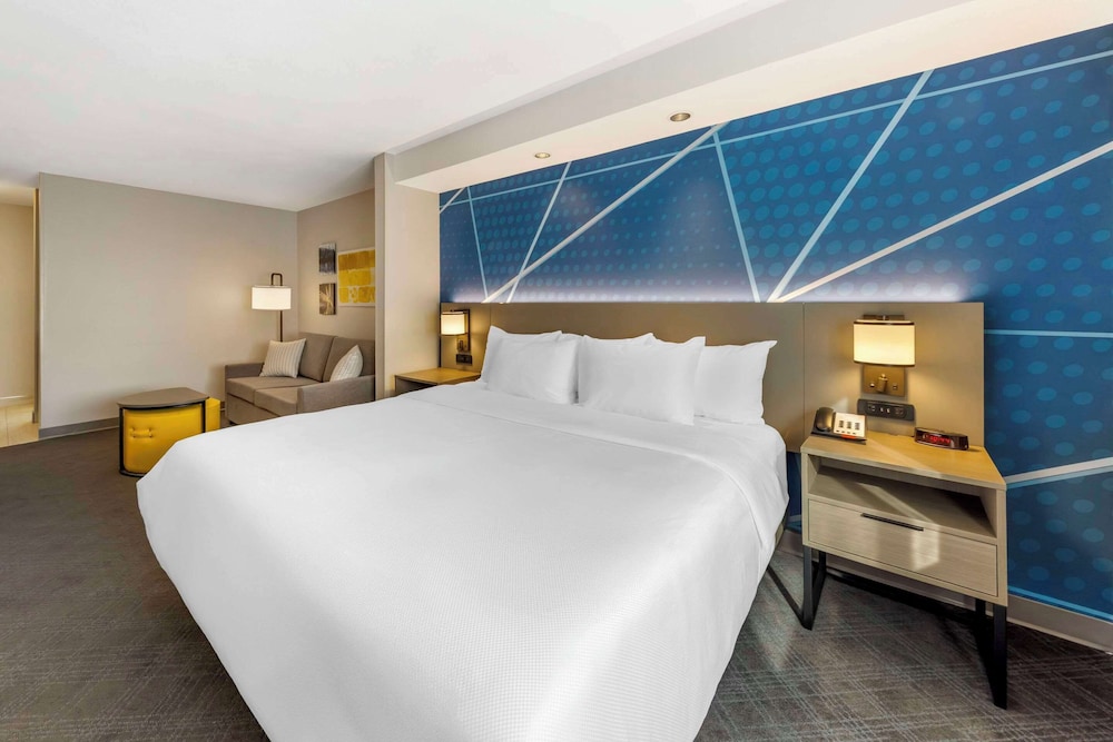 جناح بسرير كينج مع أريكة، Comfort Inn & Suites Oklahoma City, OK 5/8