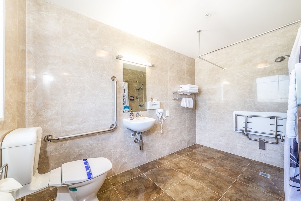 Quality Suites Alexander Inn 33/54