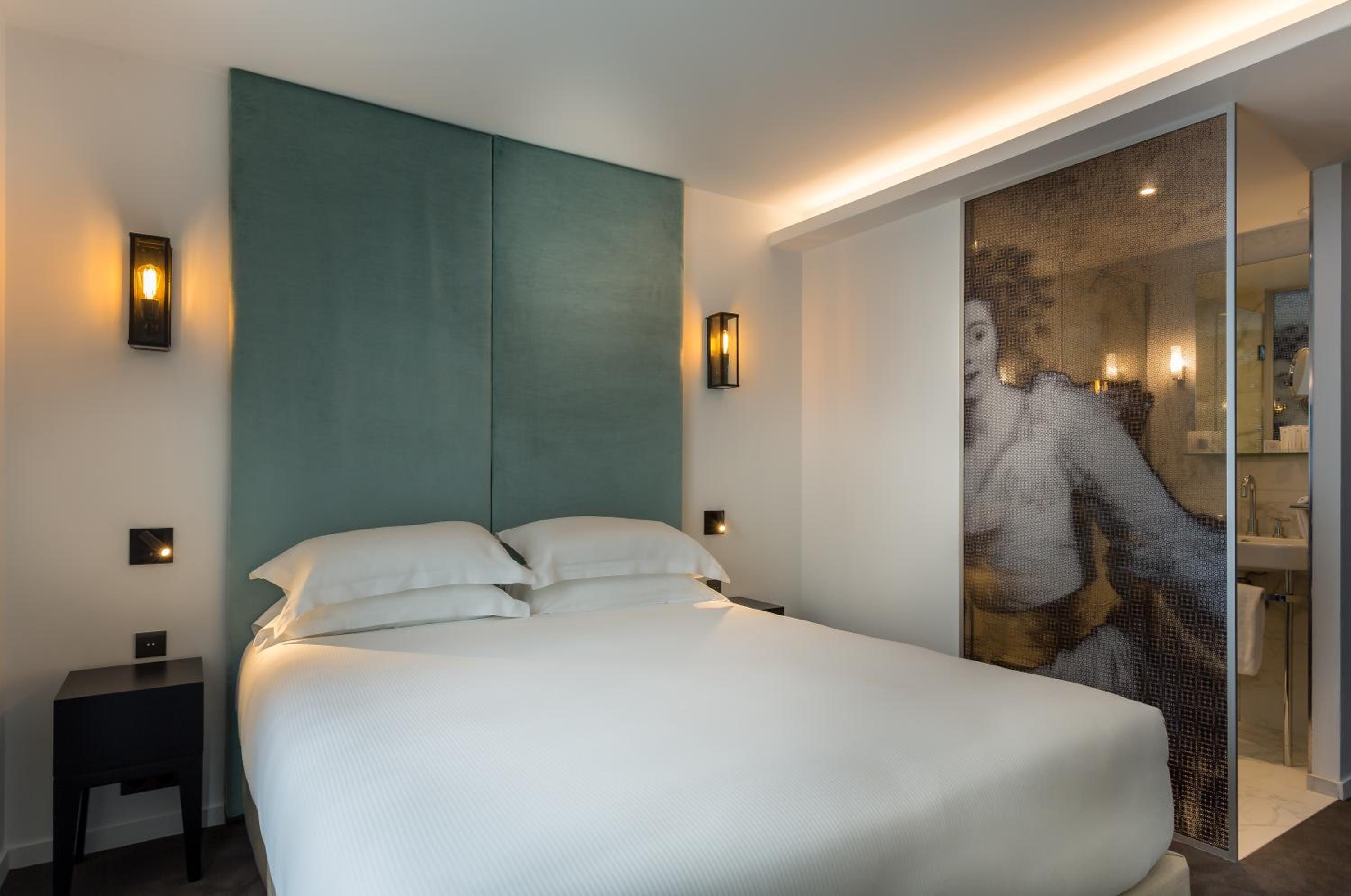 Classic, Double Bed, Eiffel Side View
