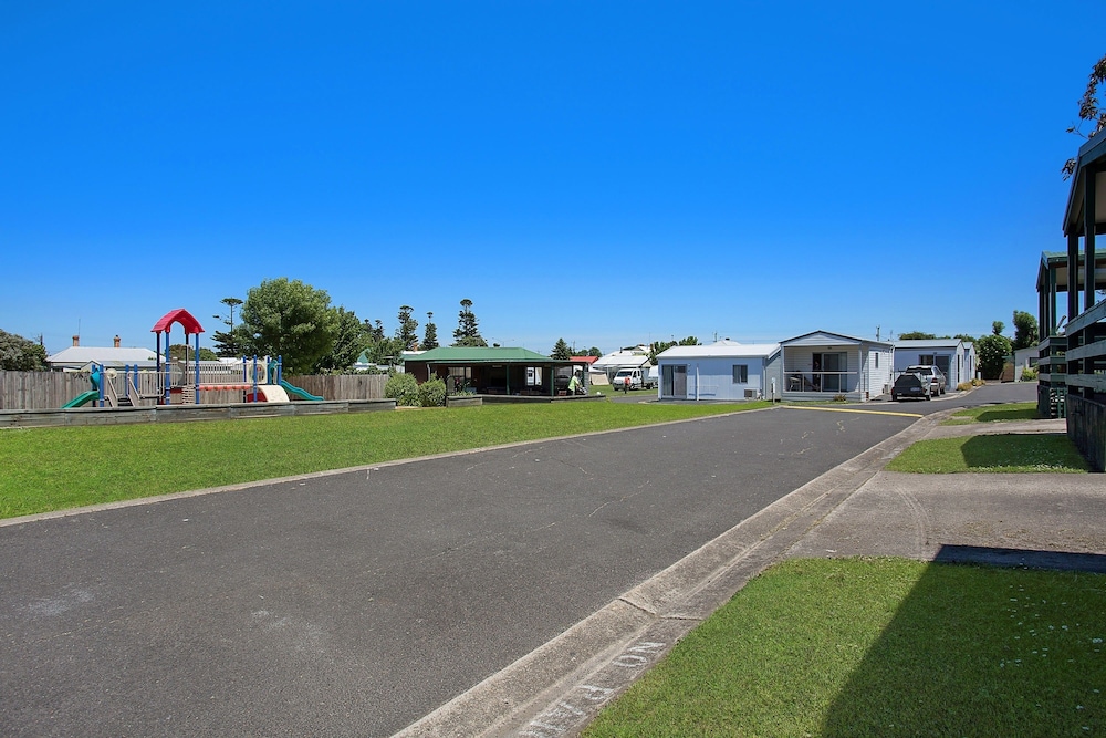 PORTLAND HOLIDAY VILLAGE 36/50