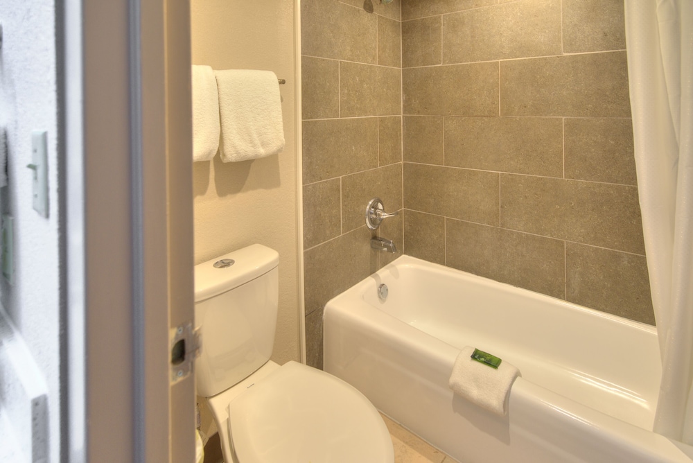 Clarion Pointe Downtown Gatlinburg 4/32