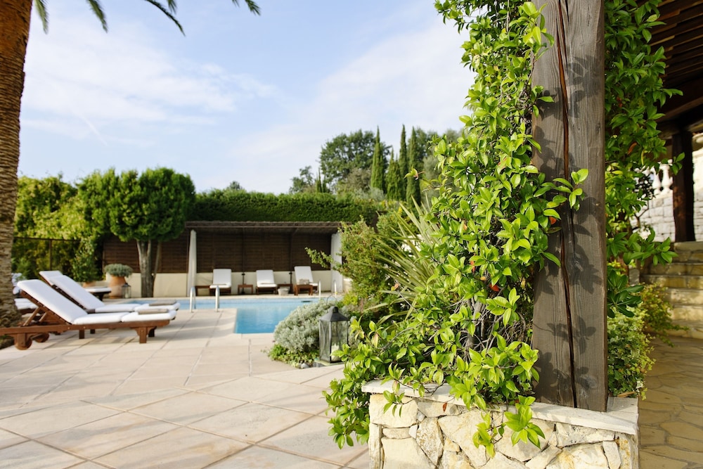 Hotel La Grande Bastide 72/75