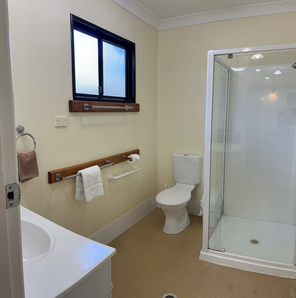 Governors Lodge Resort Hotel 64/69