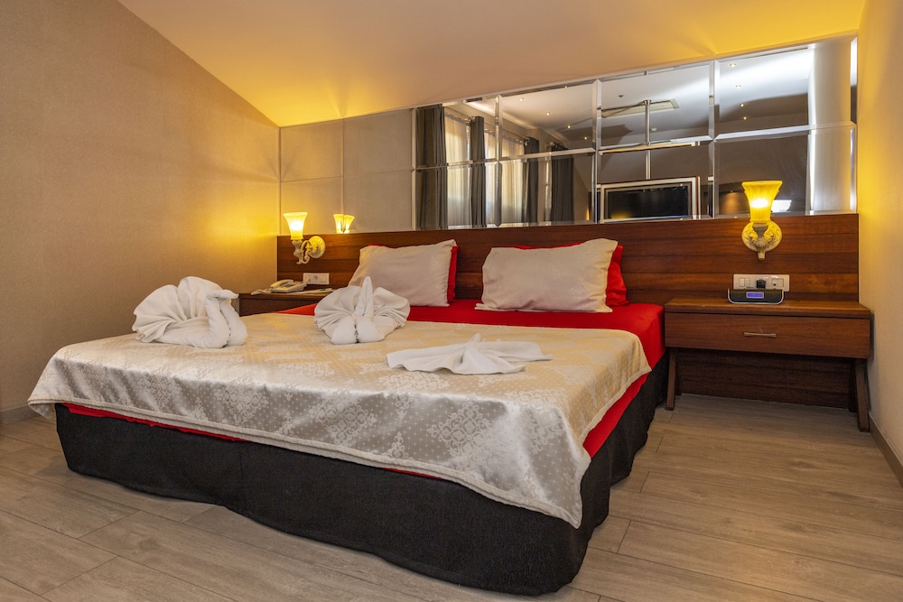 Honeymoon, Queen Bed, Corner