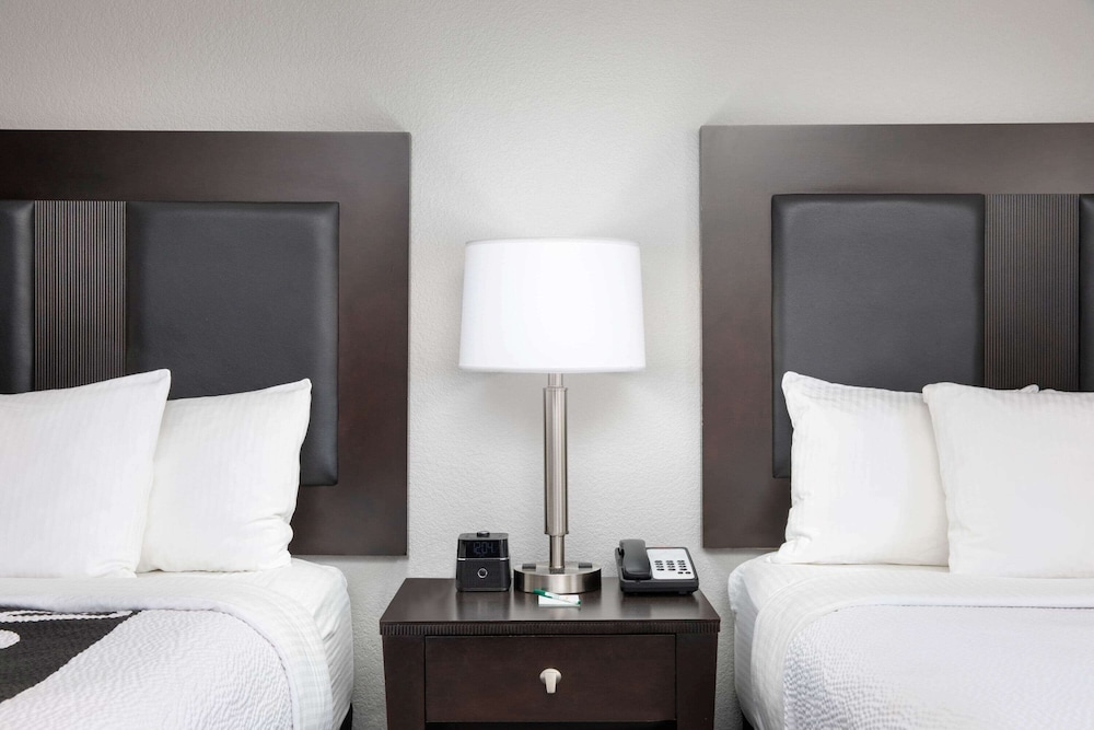 La Quinta Inn & Suites by Wyndham Atlanta Airport South 13/47
