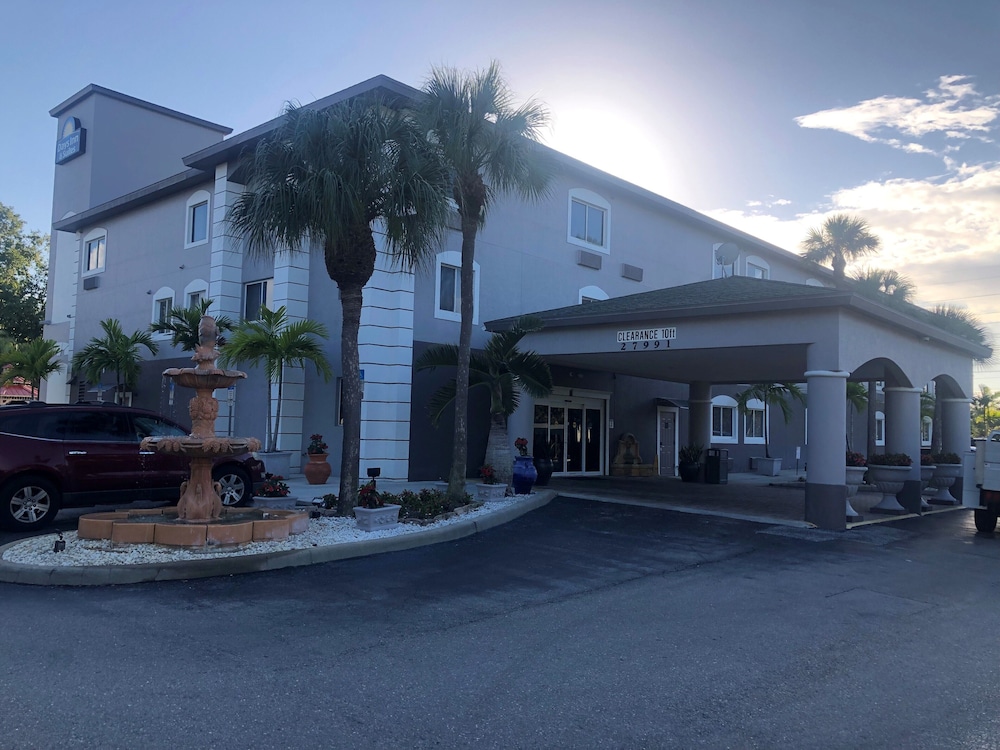 Days Inn & Suites By Wyndham Bonita Springs North Naples 23/28