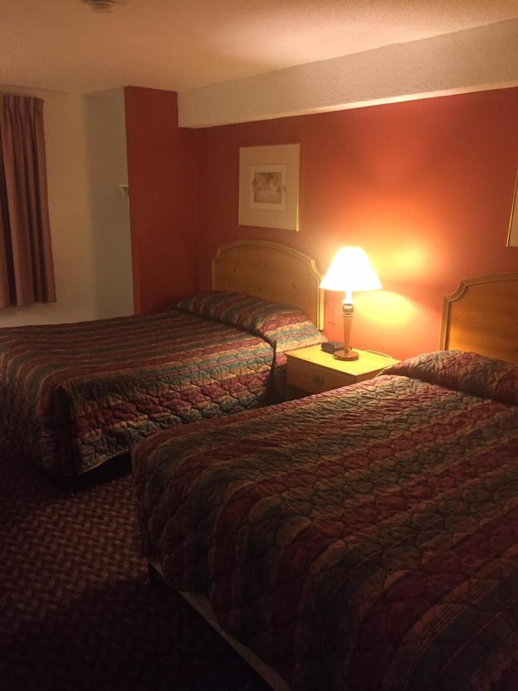 Luxury Inn &amp; Suites 7/26