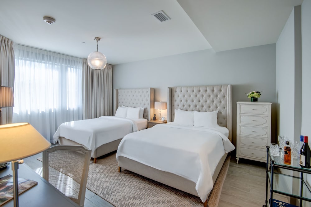 SUPERIOR, 2 QUEEN BEDS, POOL VIEW