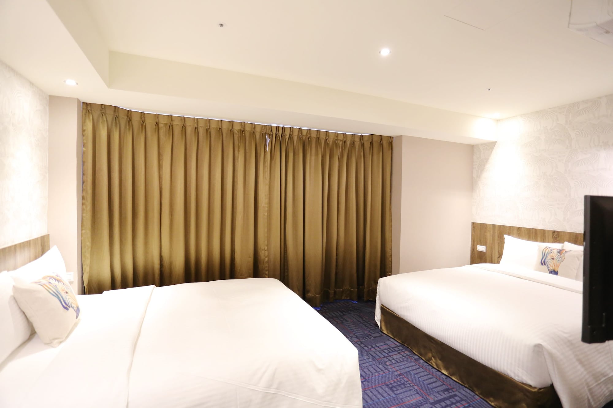 ROOM, QUADRUPLE