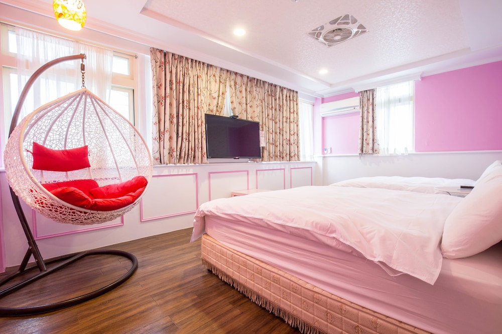 N. Castle Hotel 32/41