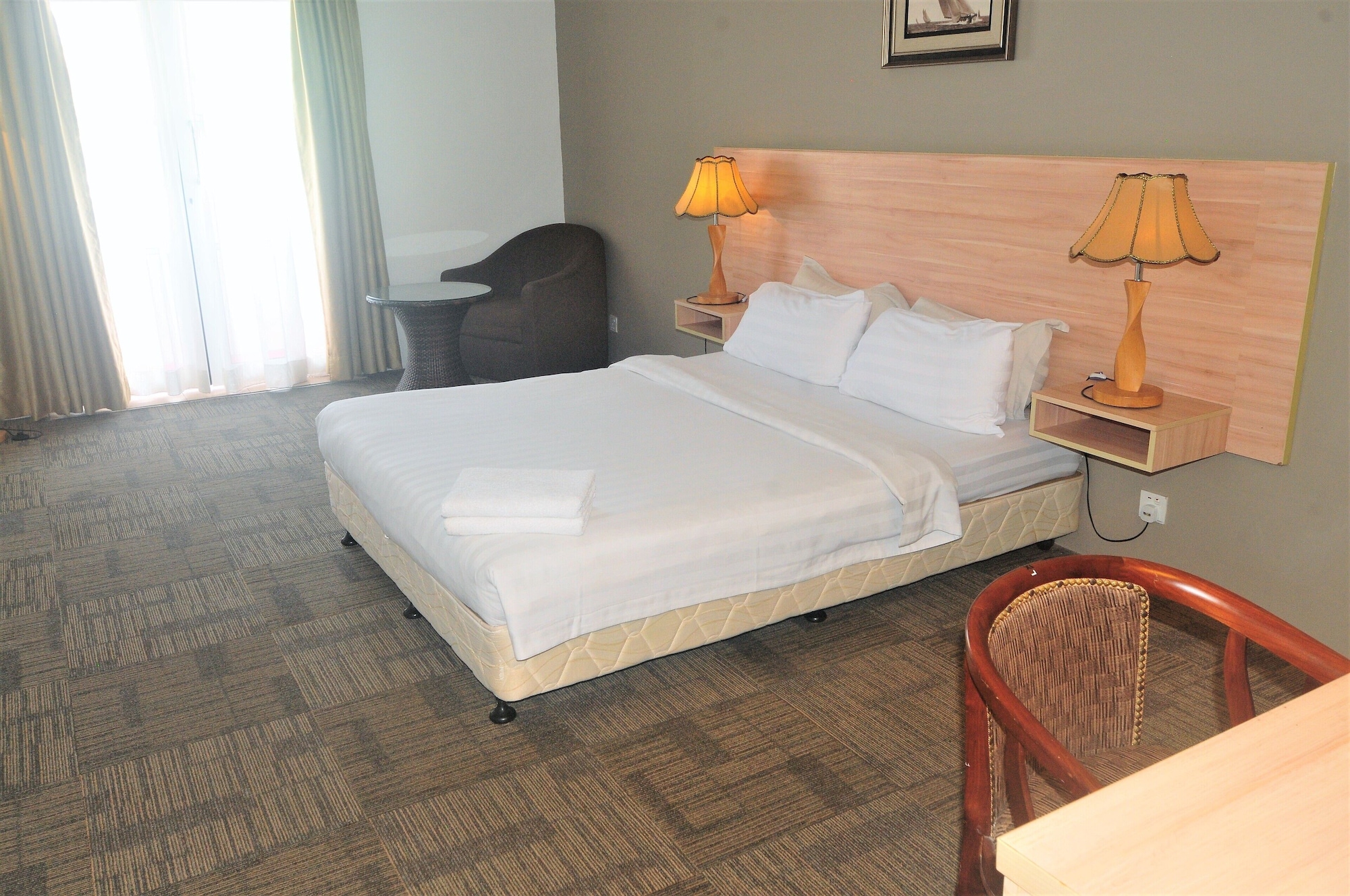 DELUXE, QUEEN BED