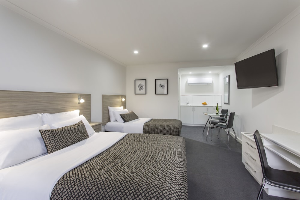 HAMILTON LONSDALE MOTEL 28/58