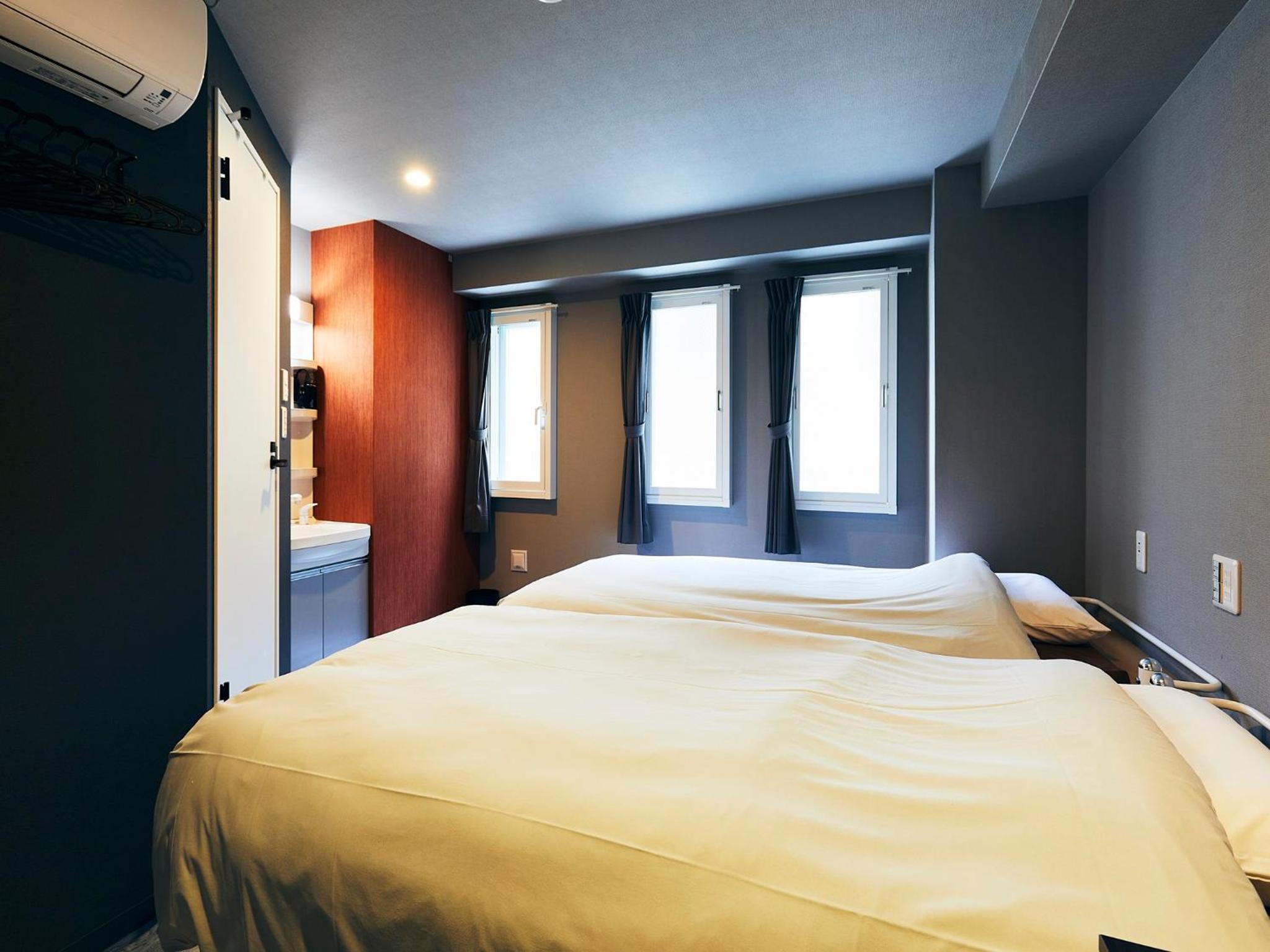 Room, Twin Beds, Private Bathroom, Smoking