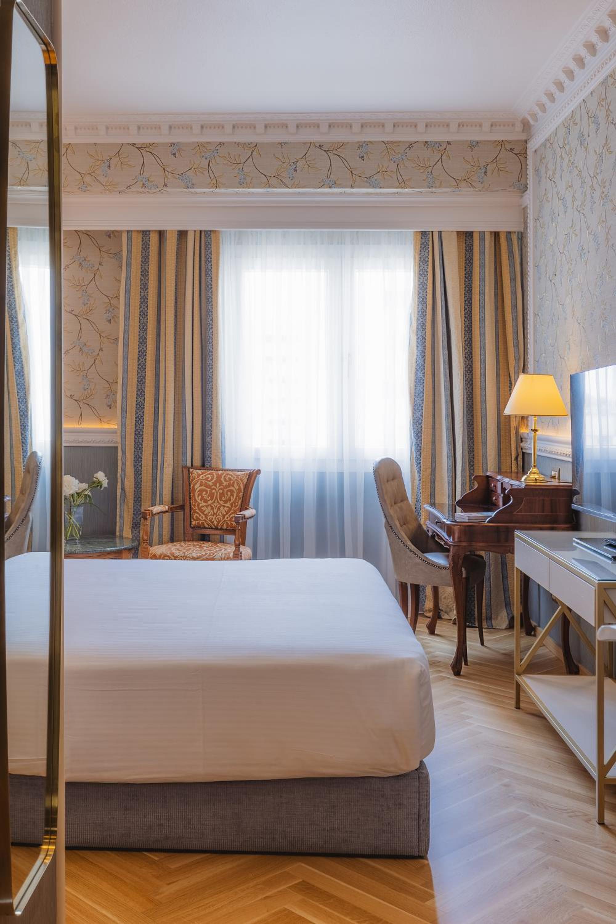 Deluxe, King Bed, Queen Bed, Old Port View