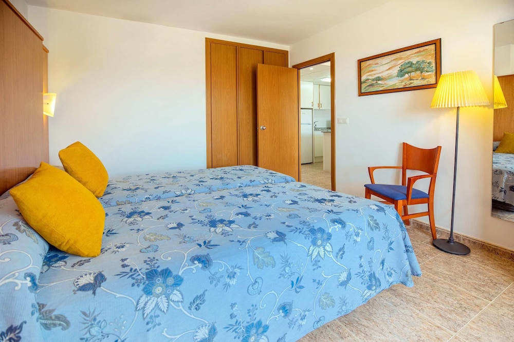 غرفة عائلية بثلاثة أسرّة بشرفة مع أريكة، Hotel Servigroup Romana 4/7