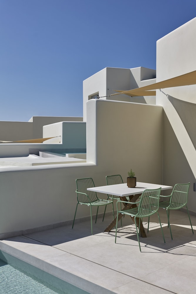 Apanemo Hotel and Suites 49/59