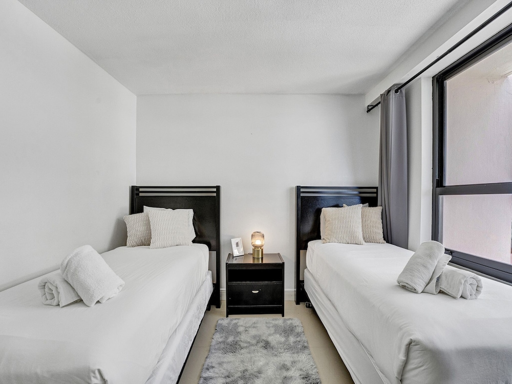 Cozy, 2 Bedrooms, Miami, Beach, 2 Queen and Twin Beds, Beach Front