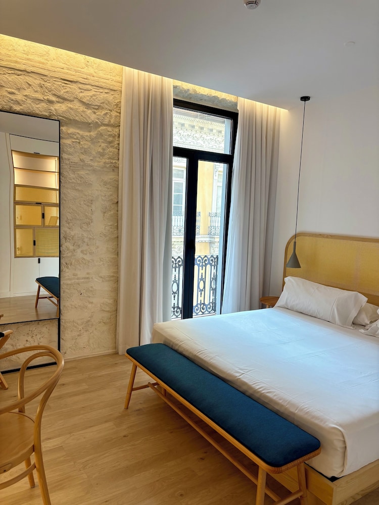 ROOM, DOUBLE OR TWIN BED