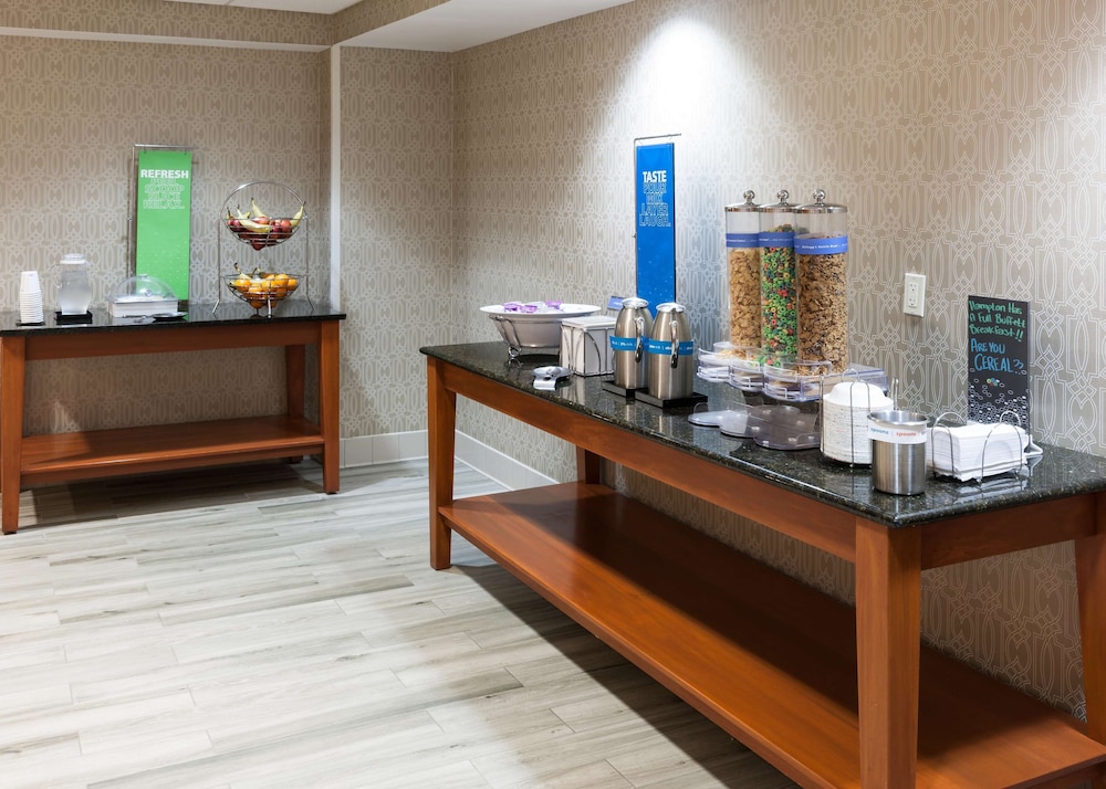 Hampton Inn And Suites Tulare 44/60