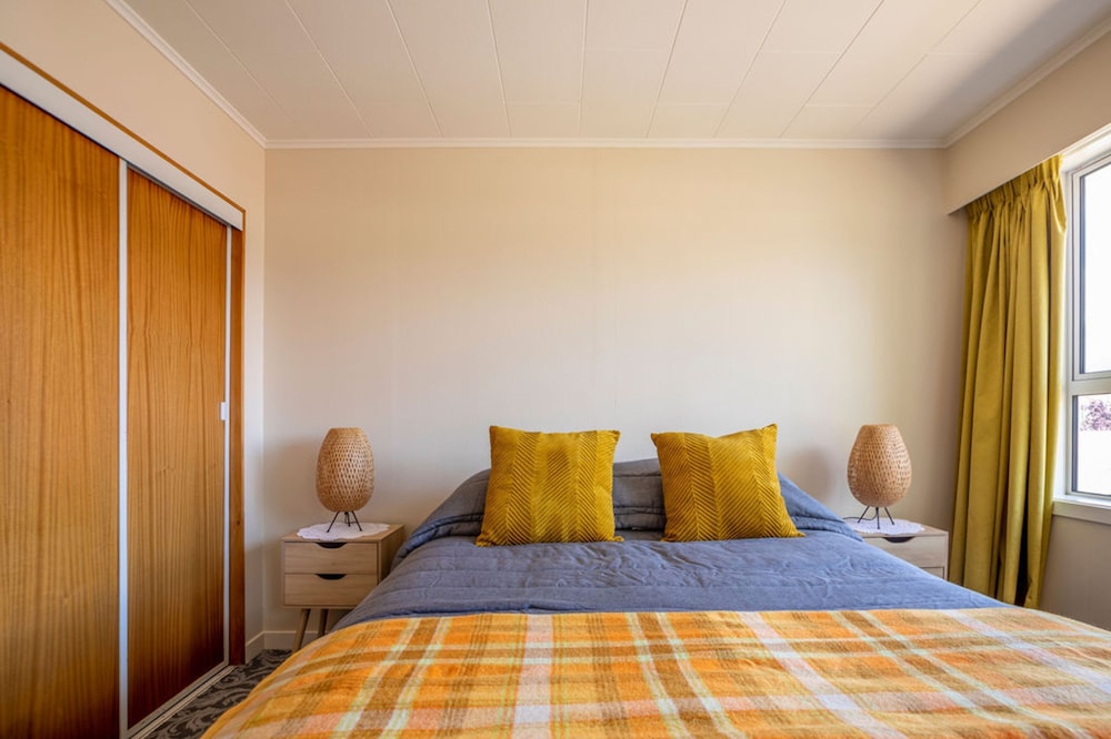 Manor, King Bed, 2 Queen and Twin Beds, Mountain View