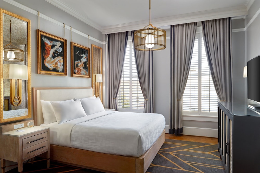 DELUXE, KING BED