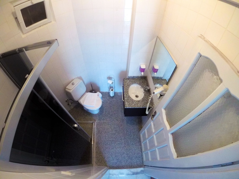 Kaizen Gate Hotel 50/50