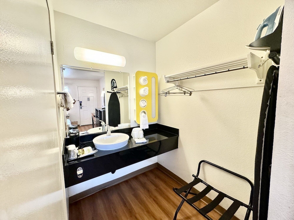 Studio6 Suites Bellflower, CA - Los Angeles 40/40