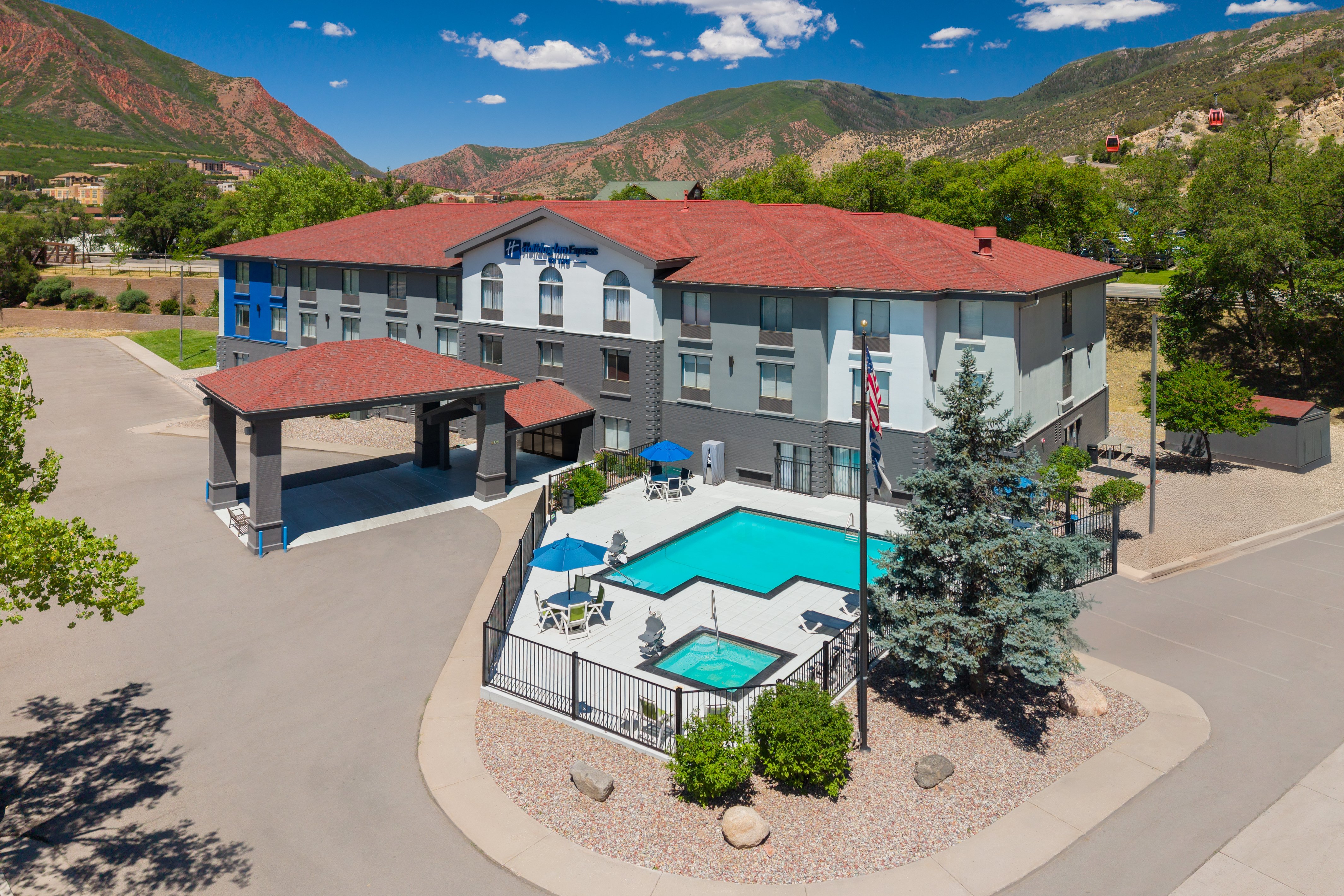 Holiday Inn Express Glenwood Springs Aspen Area, an IHG Hotel 63/73