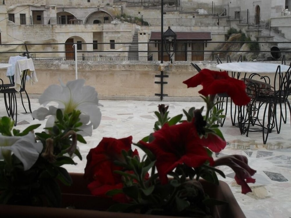 Jerveni Cave Hotel 45/47