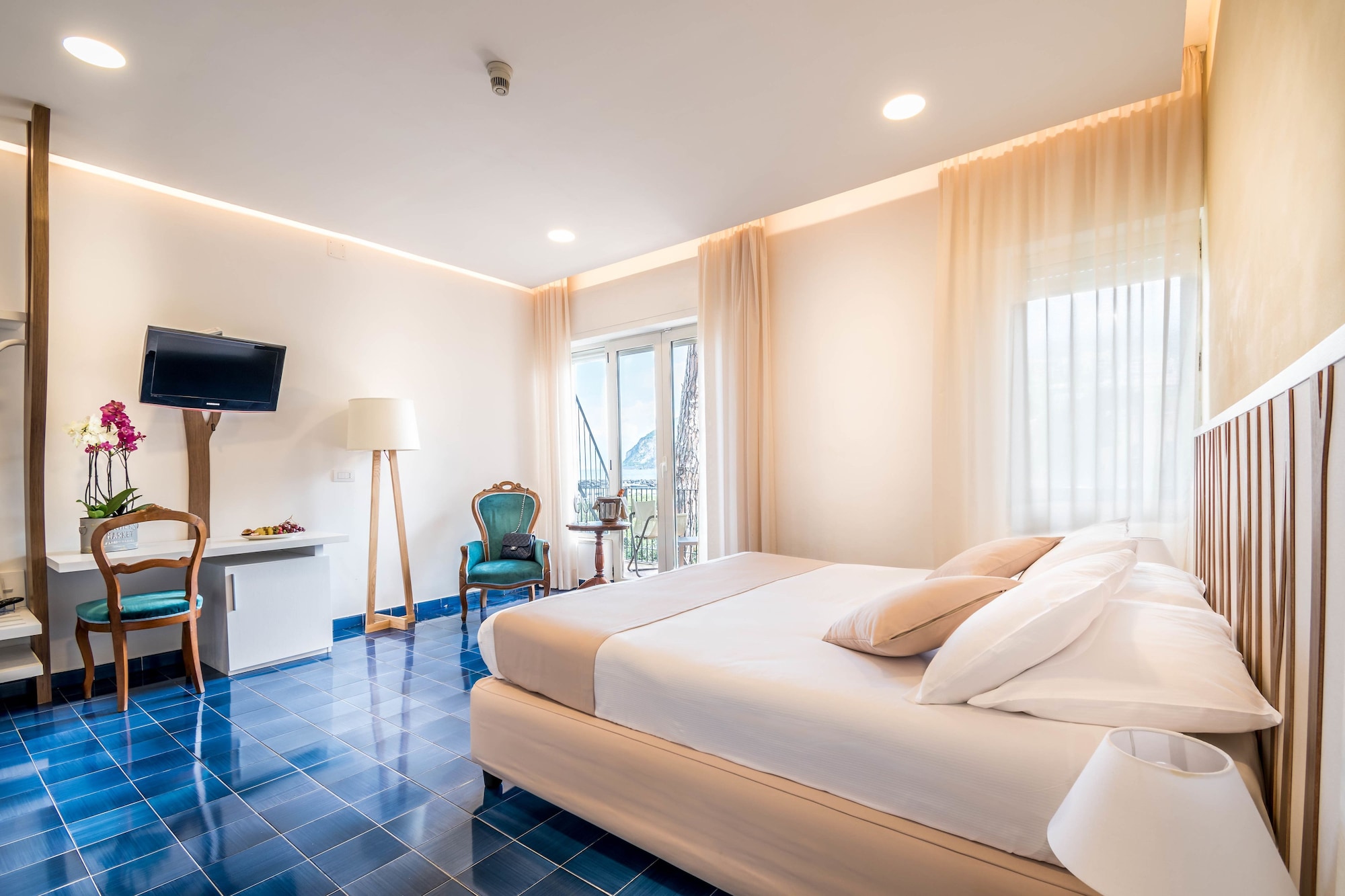 STANDARD, DOUBLE BED, PARTIAL SEA VIEW, BALCONY
