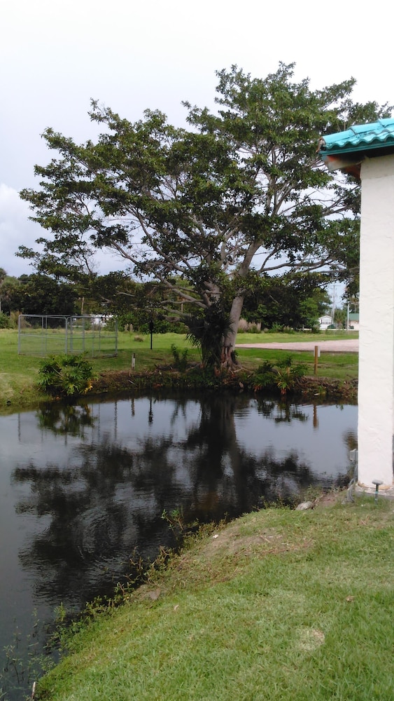 Days Inn & Suites by Wyndham Lake Okeechobee 42/50