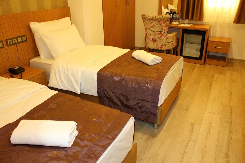 Realist Hotel 8/23
