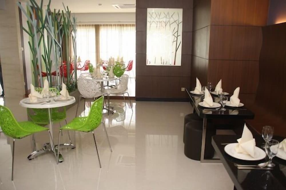 Grand Medallion Hotel 47/48
