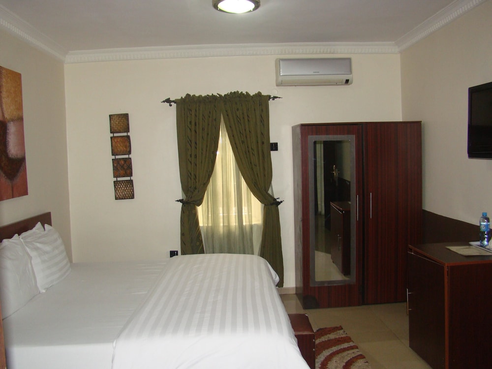 CHARLIE'S PLACE AND SUITES 13/50